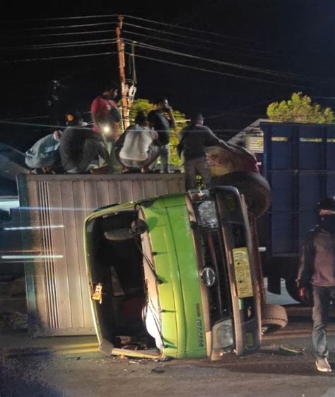 Diduga Hilang Kendali Mobil Box Alami Kecelakaan Negeri Lama Titastory