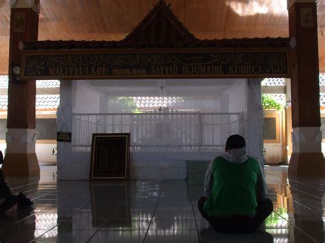 Para Peziarah Tuhan Syekh Jumadil Kubro Di Makam Trowulan Majapahit