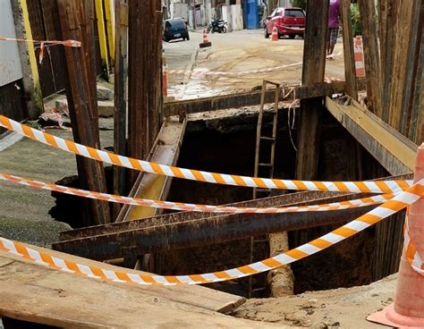 Cratera Se Abre Em Rua Da Aldeia Sabesp N O Resolve E Defesa Civil