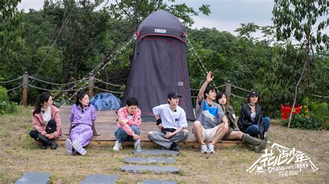 《花儿与少年》露营第二站再出状况，“团长”杨幂带领大家送惊喜