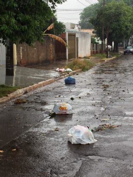 Sem coleta há três dias chuva espalha lixo e sujeira toma ruas da