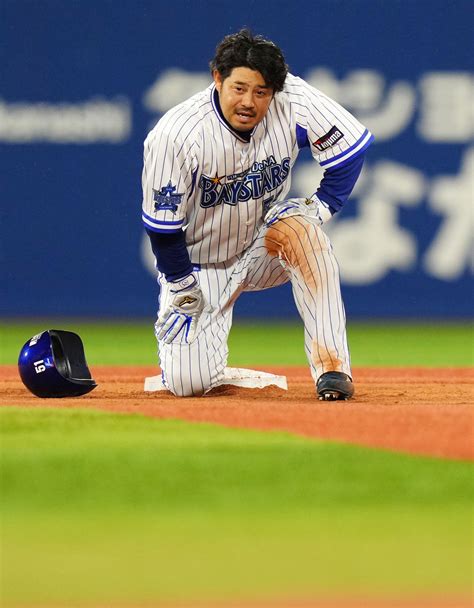 【dena】宮崎敏郎、走塁中に左足負傷交代 スライディング後に苦悶の表情で引き揚げる プロ野球写真ニュース 日刊スポーツ