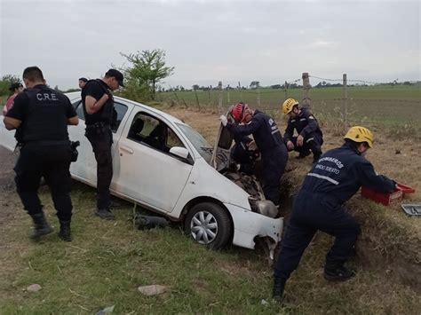 Venado Tuerto Dos Hospitalizados Al Despistar Un Auto Y Terminar En La