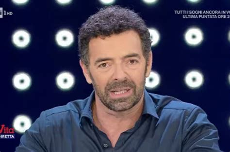 Alberto Matano è una furia non riesce a trattenersi in diretta