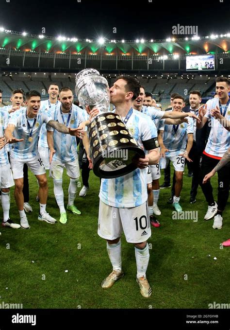 Messi kiss hi-res stock photography and images - Alamy