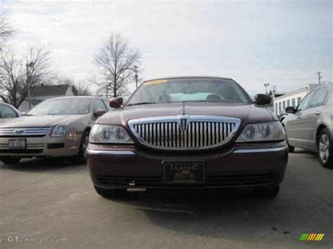 2004 Autumn Red Metallic Lincoln Town Car Executive 22333709 Photo 2