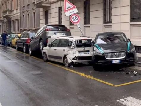 Milano La Carambola Della Jaguar Nella Zona Dopo L Incidente