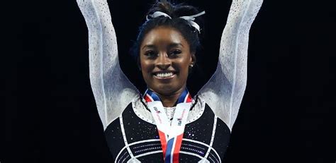 De fio dental Simone Biles ostenta corpaço sarado e encanta