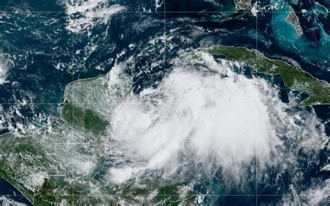 Tempestade Tropical Ganha Força Enquanto Se Aproxima Da Flórida E Pode