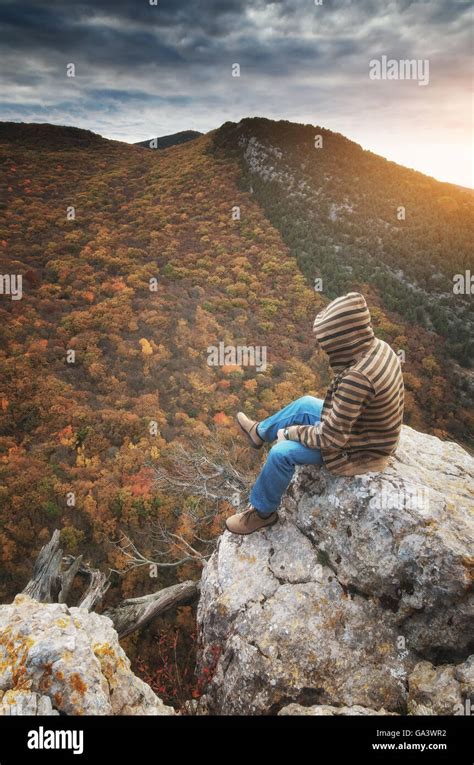 Person Sitting Cliff Edge Hi Res Stock Photography And Images Alamy