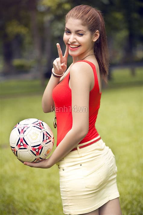 Mùa Euro nghe hot girl Andrea tám về bóng đá