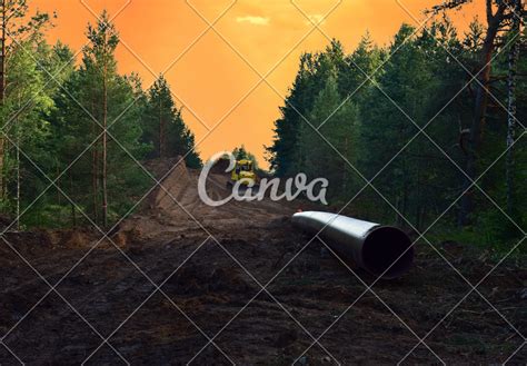 Natural Gas Pipeline Construction - Photos by Canva