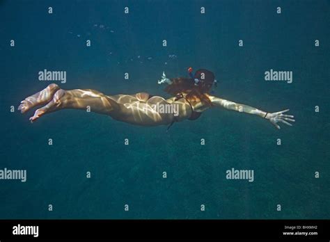 Sous marine bikini girl plongeur tuba Banque de photographies et dimages à haute résolution Alamy