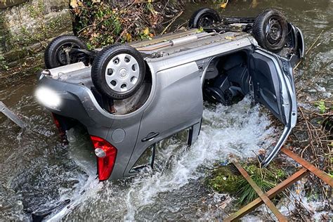 Unfall In Hagen Autofahrer Durchbricht Gel Nder Und Landet In Bach