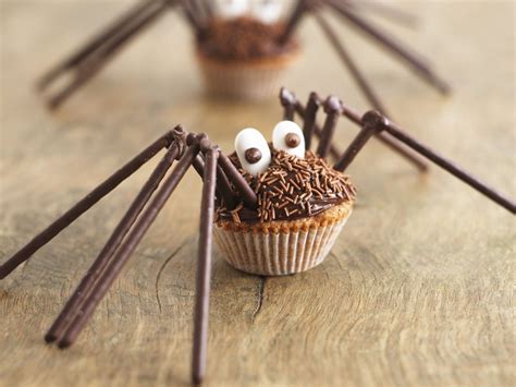 Spinnen Muffins für Halloween Rezept EAT SMARTER