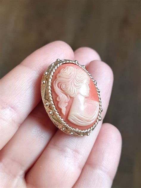 Vintage Sarah Coventry Faux Shell Cameo Brooch Penda Gem