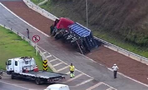 Carreta De Minério Sem Freio Usa área De Escape Do Anel Rodoviário Em