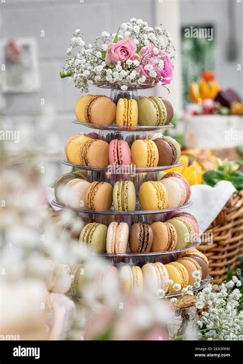 Horizontal Hermoso Pastel De Macaron Patisserie Multi Tier Stand Lleno De Macarons Todos Los