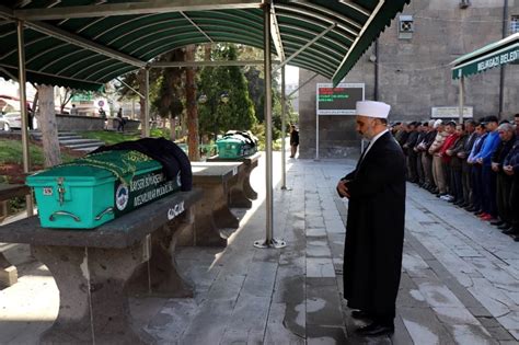 Cinayete Kurban Giden Baba Ve Oğlu Yan Yana Son Yolculuğuna Uğurlandı