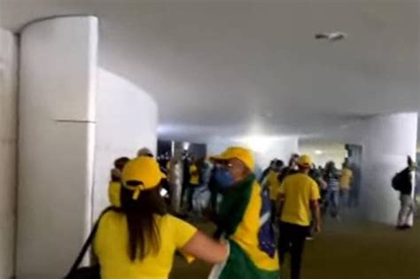 Manifestantes Invadem Congresso E Tentam Acessar Plen Rio Da C Mara