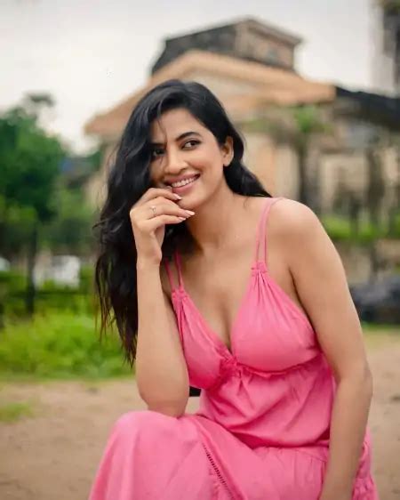 Saanvi Dhiman Latest Hot Pics And Navel Photos In Saree