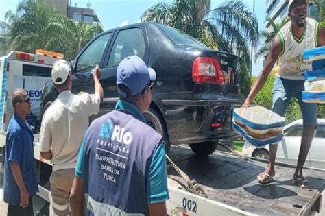 Subprefeitura da Barra realiza ação para coibir estacionamento e