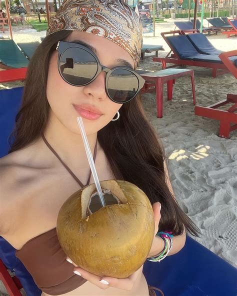 BINI AIAH In Pretty Brunette Photography Poses For Men Pretty People