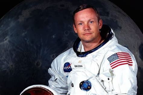 alasan  neil armstrong menjadi  pertama  menginjakkan