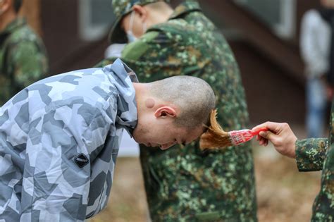 首梯1年制義務役男25日在台中成功嶺報到入伍，並由俗稱「髮婆」的理髮小姐持電推剪髮器替役男理頭髮，平均約90秒便將役男茂密的頭髮理成光頭，並由