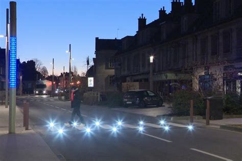 Sécurité routière un passage piéton lumineux et intelligent une