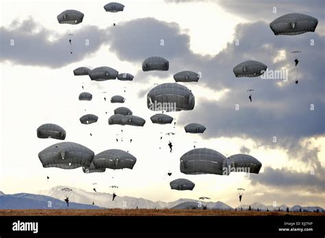 US Army Airborne paratroopers jump a forced-entry parachute assault Stock Photo, Royalty Free ...