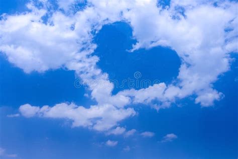 Nuages En Forme De Coeur Sur Le Ciel Bleu Image Image