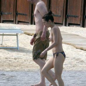 Keanu Reeves Girlfriend China Chow Showed Nude Tits At The Beach