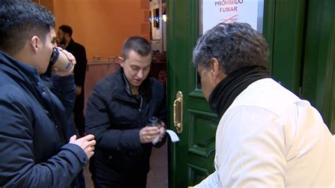 Los Madrile Os Comienzan El A O Comiendo Chocolate Con Churros