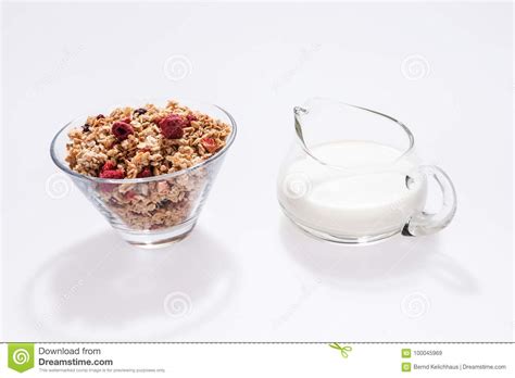 Muesli Con Las Frutas Y La Leche Rojas En Vidrio Imagen De Archivo