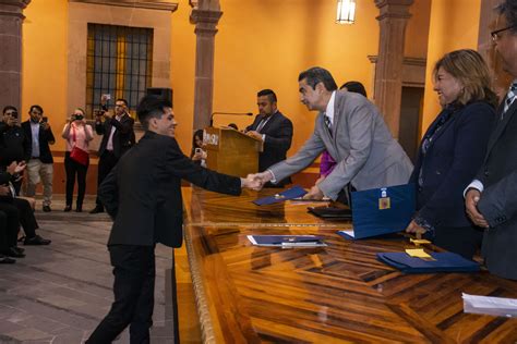 Facultad de Ciencias de la Información entregó cartas de pasante a