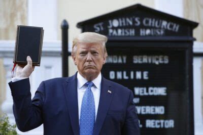 Feliz Semana Santa Trump Vende Biblias Para Costear Sus Gastos