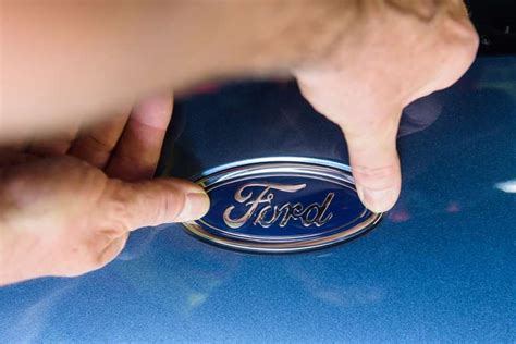 Ford interrompe produção nos EUA por falta de logotipos