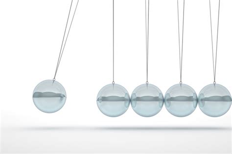 Маятник колыбели ньютона в вечном движении | Премиум Фото