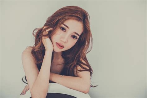 Sốc với hình ảnh bán nude uốn éo giường chiếu của Elly Trần