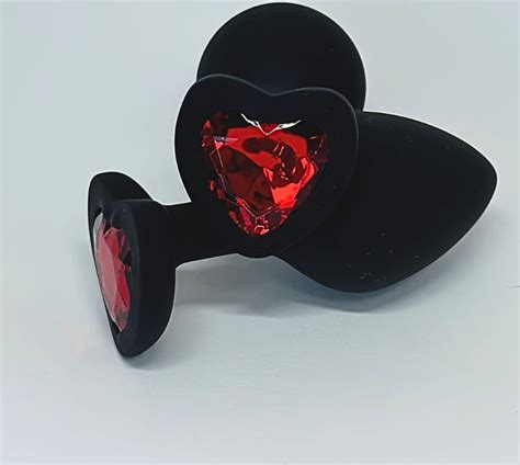 Plug Anal em Silicone de Coração Preto pedra Vermelha M