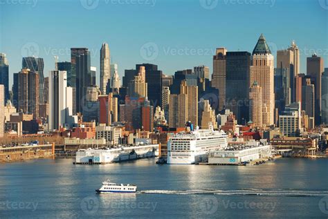 NEW YORK CITY SKYLINE WITH BOATS 8339893 Stock Photo at Vecteezy