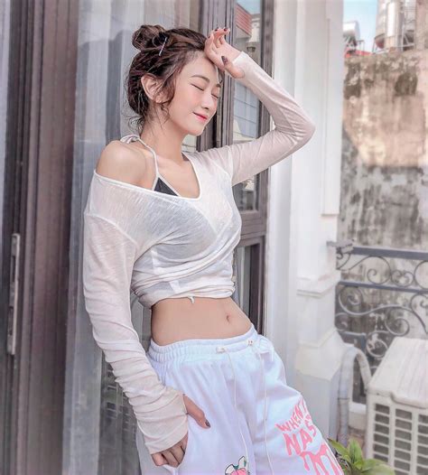 Hot girl gợi cảm nhất làng Tiktok Lê Bống Body bốc lửa từng béo 70 kg không mặc vừa quần áo