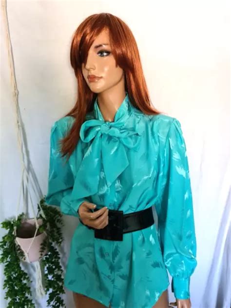 VINTAGE 1970S BLUE Pussy Bow Power Secretary Blouse Shiny Abstract Pattern 16 EUR 22 91