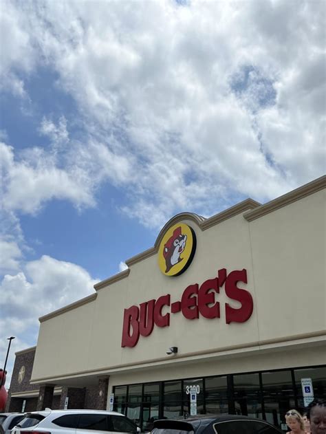 how to pronounce buccees