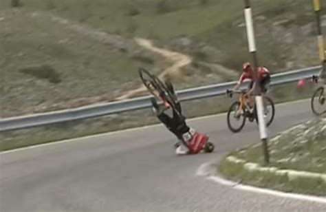 Ciclista sufre impactante caída de cabeza en el Giro d Italia