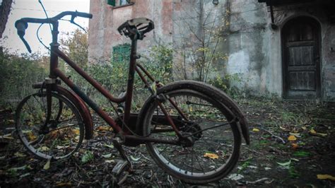 Urbex L Inquietante Casa Del Pugile Collezionista Di Antiquariato