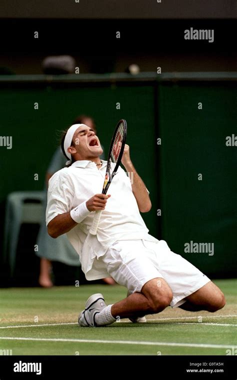 Switzerland's Roger Federer celebrates beating Pete Sampras Stock Photo ...