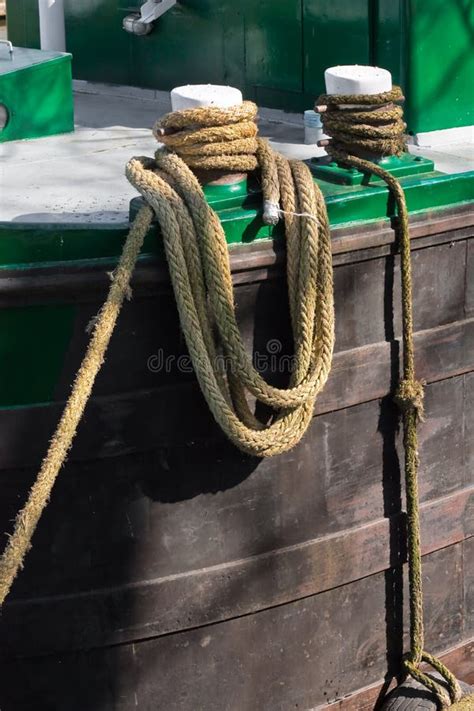 Cuerdas Que Atan Una Nave Al Muelle En Puerto Foto De Archivo Imagen