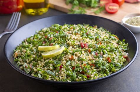 Tabul De Ensalada Tradicional Libanesa Con Hierbas De Quinua Tomates